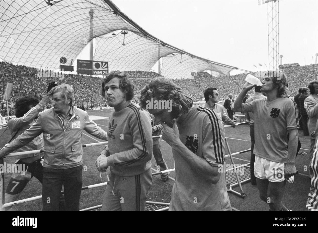 World Cup final 1974 a Monaco di Baviera, Germania occidentale contro Paesi Bassi 2-1; i giocatori olandesi lasciano il campo, 7 luglio 1974, finali, sport, Calcio, campionati del mondo, Paesi Bassi, foto agenzia stampa del XX secolo, notizie da ricordare, documentario, fotografia storica 1945-1990, storie visive, Storia umana del XX secolo, che cattura momenti nel tempo Foto Stock