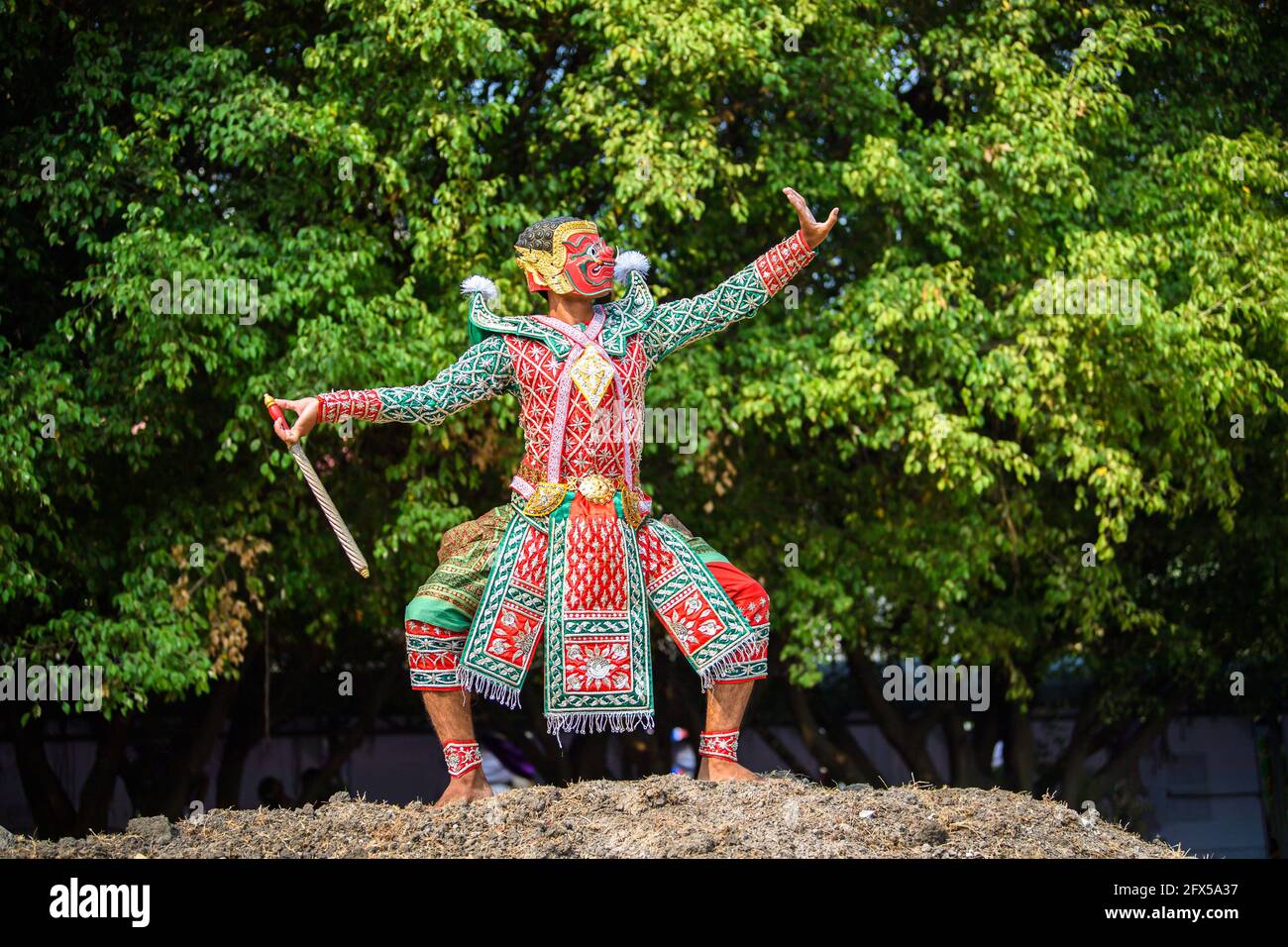 Giant è un personaggio del dramma Ramayana. Le più alte arti dello spettacolo della Thailandia. Foto Stock