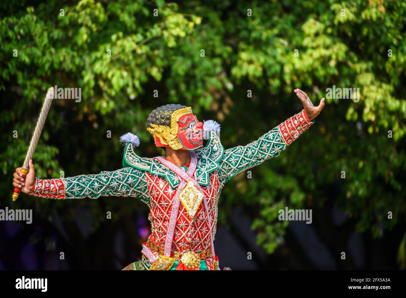 Giant è un personaggio del dramma Ramayana. Le più alte arti dello spettacolo della Thailandia. Foto Stock