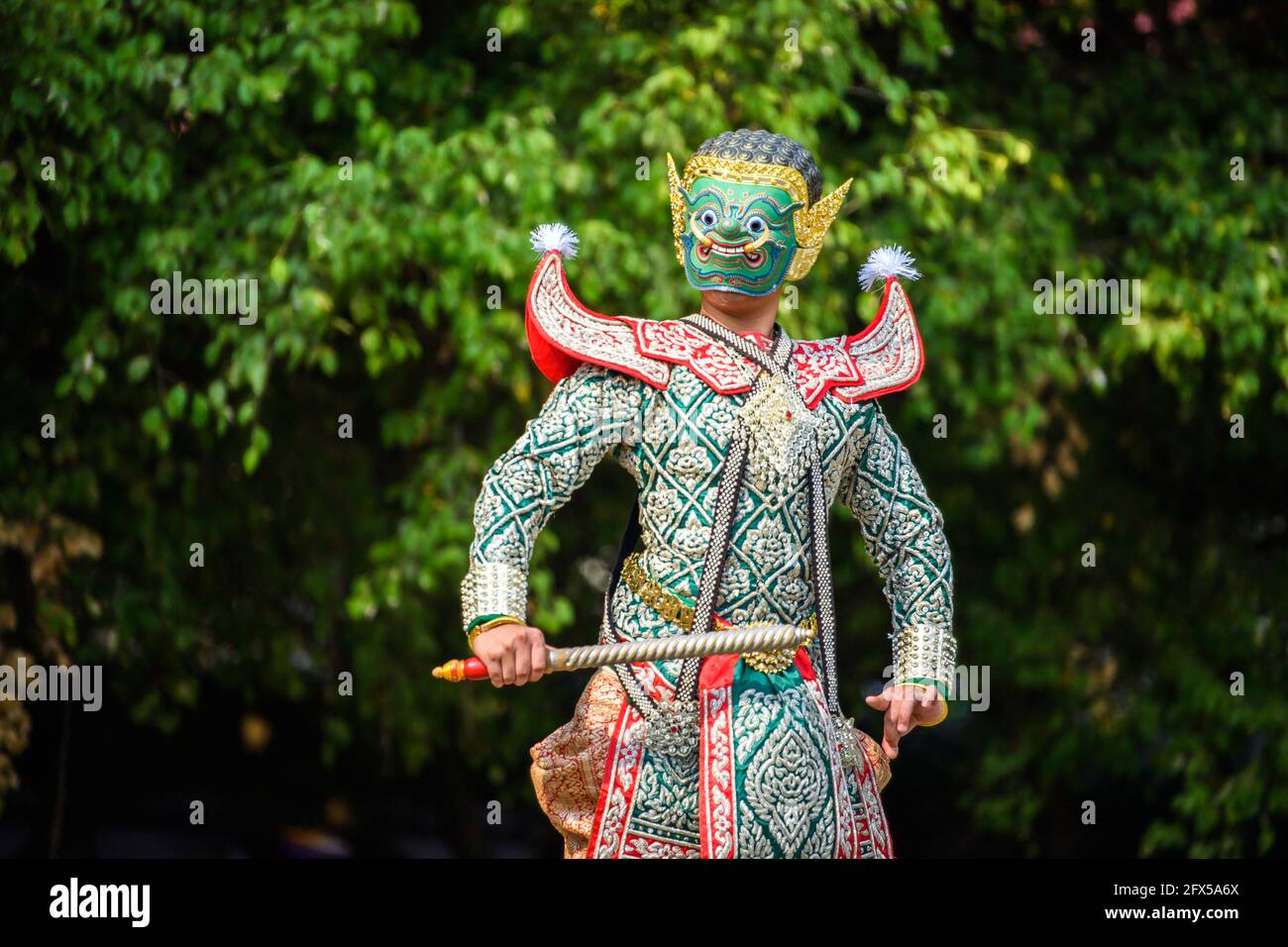 Giant è un personaggio del dramma Ramayana. Le più alte arti dello spettacolo della Thailandia. Foto Stock