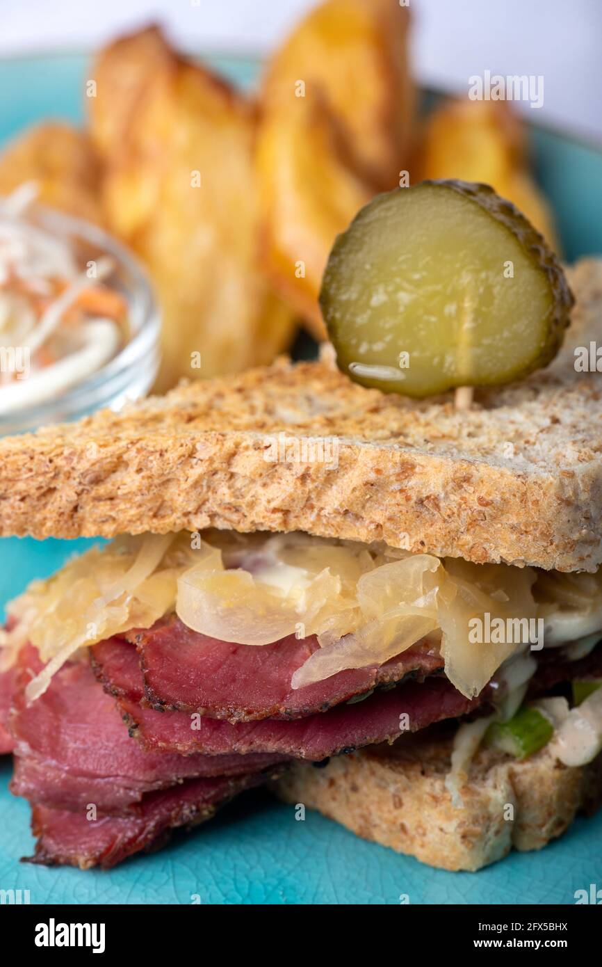 sandwich reuben su un piatto con patatine fritte Foto Stock