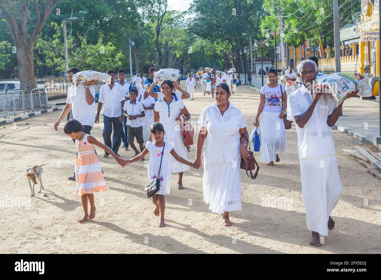 Adoratori religiosi che portano offerte in arrivo al Tempio di Kataragama (dedicato a fedi indù, buddisti e musulmani), Provincia del Sud, Sri Lanka Foto Stock