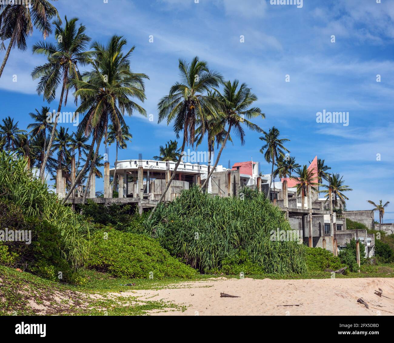 Vista sulla spiaggia del Tangalla Bay Beach Resort (progettato da Valentine Gunasekera negli anni '70), Tangalle, Sri lanka Foto Stock