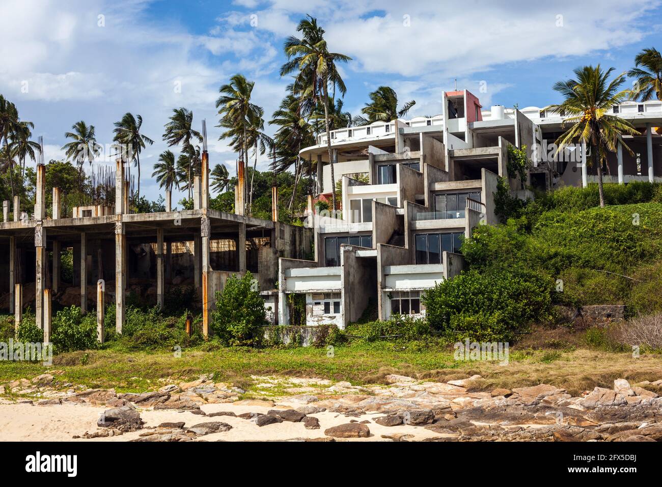 Vista sulla spiaggia del Tangalla Bay Beach Resort (progettato da Valentine Gunasekera negli anni '70), Tangalle, Sri lanka Foto Stock