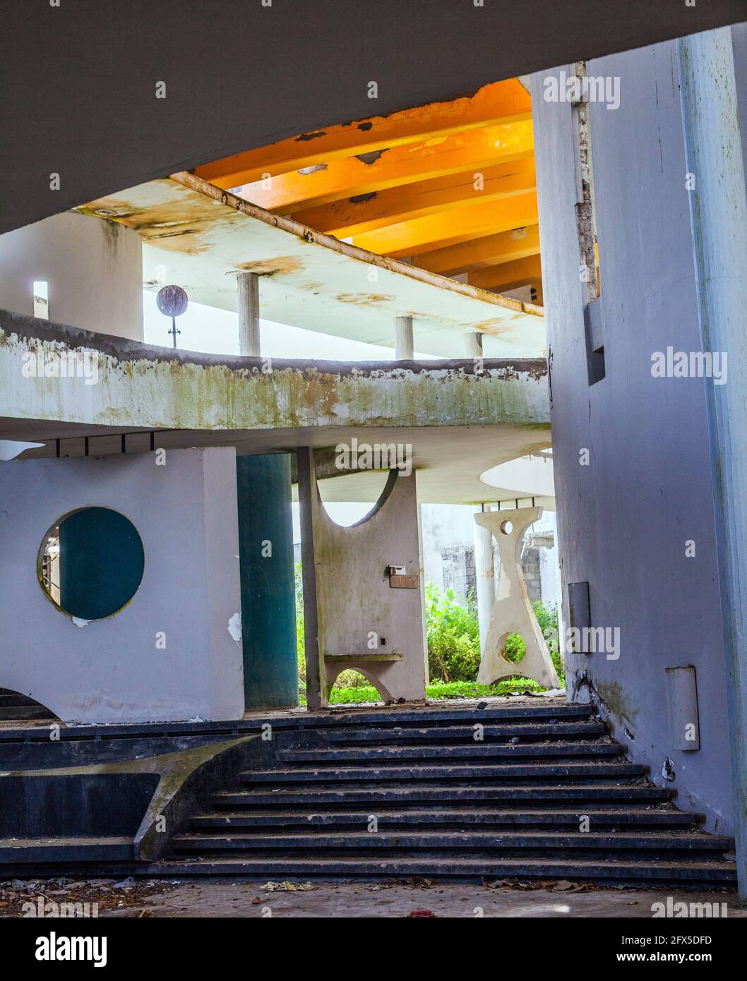 All'interno dell'ormai chiuso Tangalla Bay Beach Resort costruito per assomigliare ad una nave, progettato da Valentine Gunasekera negli anni '70, Tangalle, Sri lanka Foto Stock