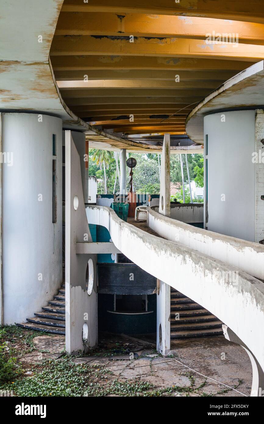 All'interno dell'ormai chiuso Tangalla Bay Beach Resort costruito per assomigliare ad una nave, progettato da Valentine Gunasekera negli anni '70, Tangalle, Sri lanka Foto Stock