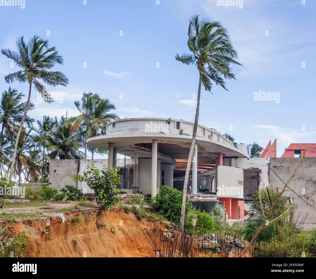 Ingresso al Tangalla Bay Beach Resort (progettato da Valentine Gunasekera negli anni '70), Tangalle, Sri lanka Foto Stock