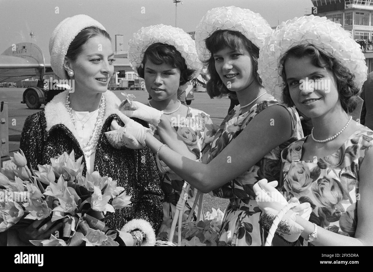 La star francese Capucine (a sinistra). Arrivo all'aeroporto di Schiphol, 25 aprile 1962, arrivi, attrici, Stelle cinematografiche, aeroporti, Paesi Bassi, foto agenzia stampa del XX secolo, notizie da ricordare, documentario, fotografia storica 1945-1990, storie visive, Storia umana del XX secolo, che cattura momenti nel tempo Foto Stock