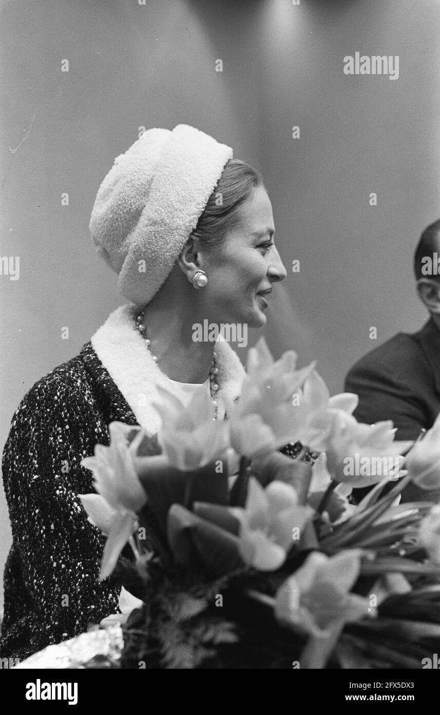 La star del cinema francese Capucine. Arrivo all'aeroporto di Schiphol, 25 aprile 1962, arrivi, attrici, Stelle cinematografiche, ritratti, aeroporti, Paesi Bassi, foto agenzia stampa del XX secolo, notizie da ricordare, documentario, fotografia storica 1945-1990, storie visive, Storia umana del XX secolo, che cattura momenti nel tempo Foto Stock