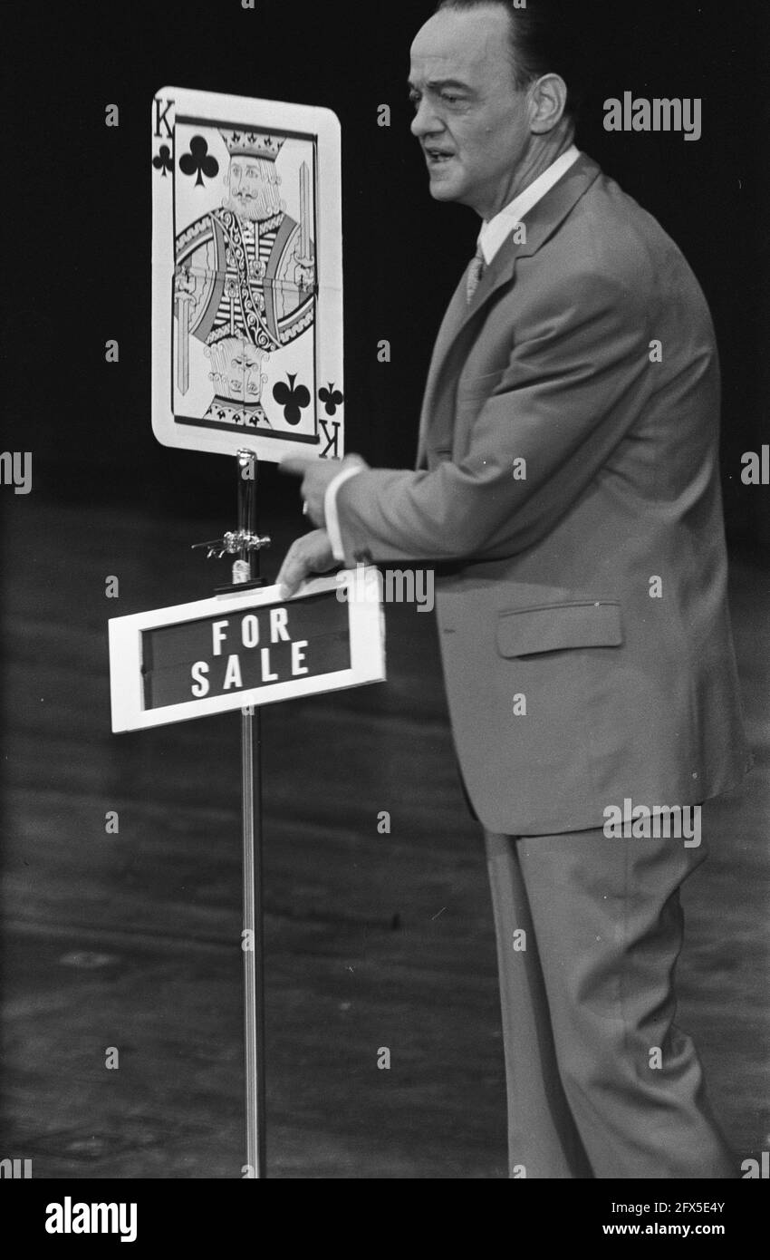 Campionati mondiali di magia in RAI, Amsterdam; Peter Presti (Paesi Bassi) con numero di carte, 9 luglio 1970, maghi, Paesi Bassi, foto agenzia stampa del xx secolo, notizie da ricordare, documentario, fotografia storica 1945-1990, storie visive, Storia umana del XX secolo, che cattura momenti nel tempo Foto Stock