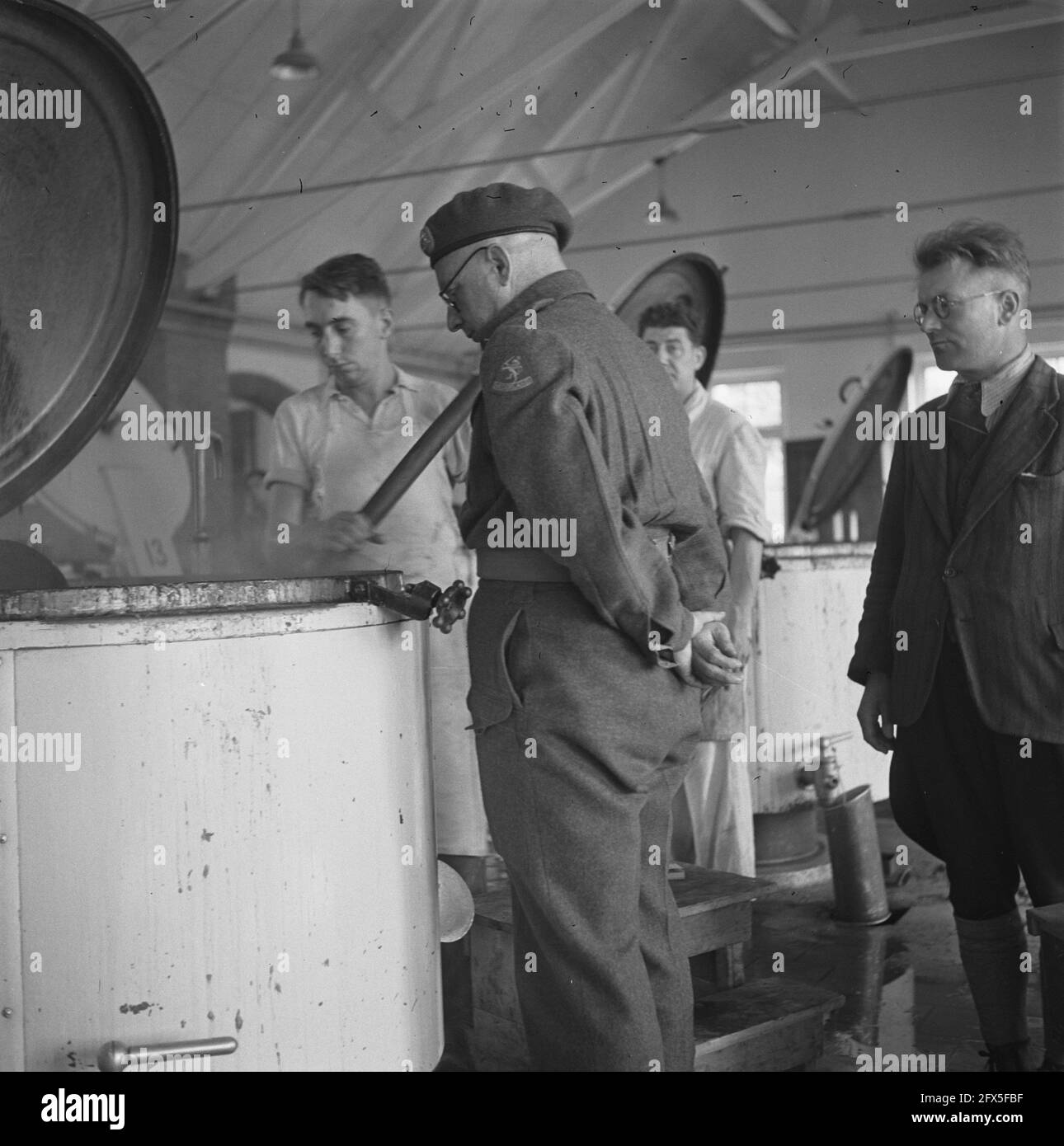 Zuppa cucina [in uniforme militare, il comandante del campo L. Hemmes], giugno 1945, collaboratori, campi di internamento, cucine, Seconda guerra mondiale, purge, Paesi Bassi, foto agenzia stampa del XX secolo, notizie da ricordare, documentario, fotografia storica 1945-1990, storie visive, Storia umana del XX secolo, che cattura momenti nel tempo Foto Stock