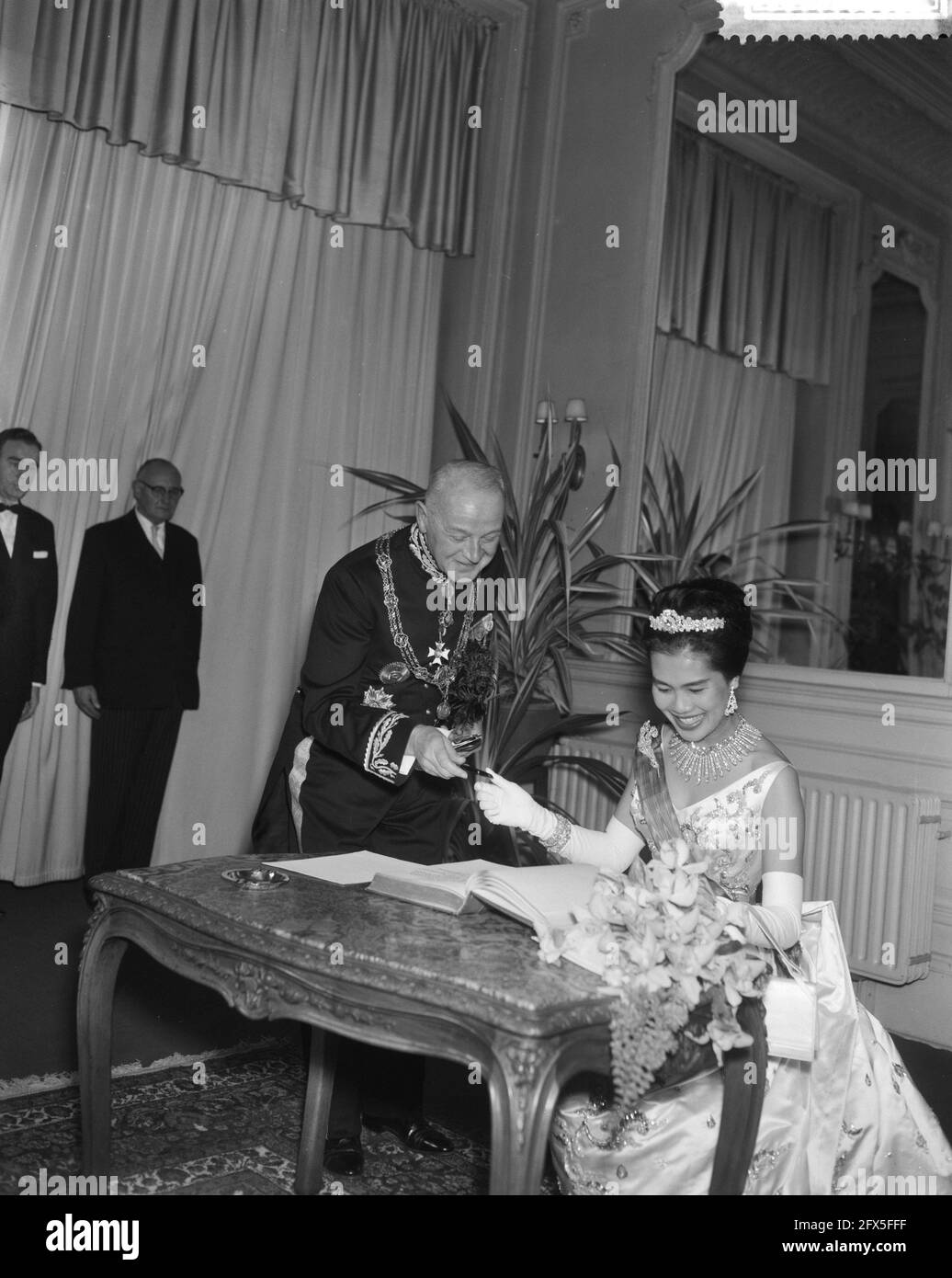 Concerto di gala di Koninklijke Militaire Kapel al Kurzaal all'Aia, la regina Sirikit firma il libro degli ospiti, sindaco di sinistra Kolfschoten, 25 ottobre 1960, sindaci, guestbooks, regine, Paesi Bassi, foto agenzia stampa del XX secolo, notizie da ricordare, documentario, fotografia storica 1945-1990, storie visive, Storia umana del XX secolo, che cattura momenti nel tempo Foto Stock