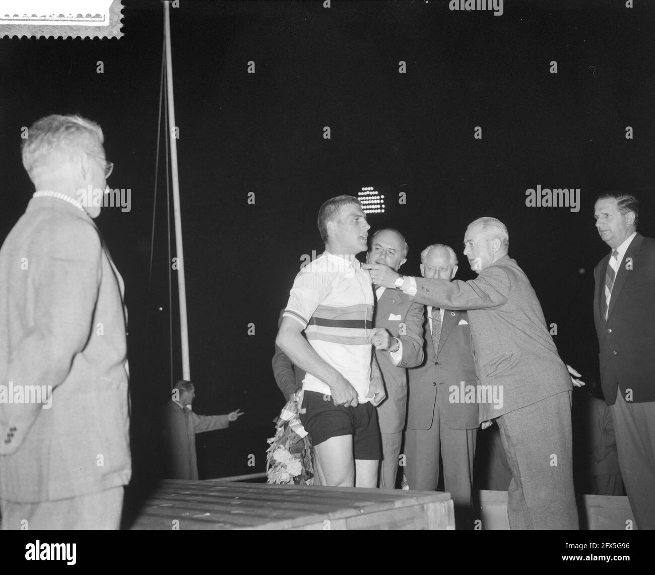 Campionati del mondo in bicicletta in pista ad Amsterdam. Rudi Altig campione amatoriale inseguimento mette sulla maglia arcobaleno, 14 agosto 1959, pista ciclabile, Paesi Bassi, foto agenzia stampa del xx secolo, notizie da ricordare, documentario, fotografia storica 1945-1990, storie visive, Storia umana del XX secolo, che cattura momenti nel tempo Foto Stock