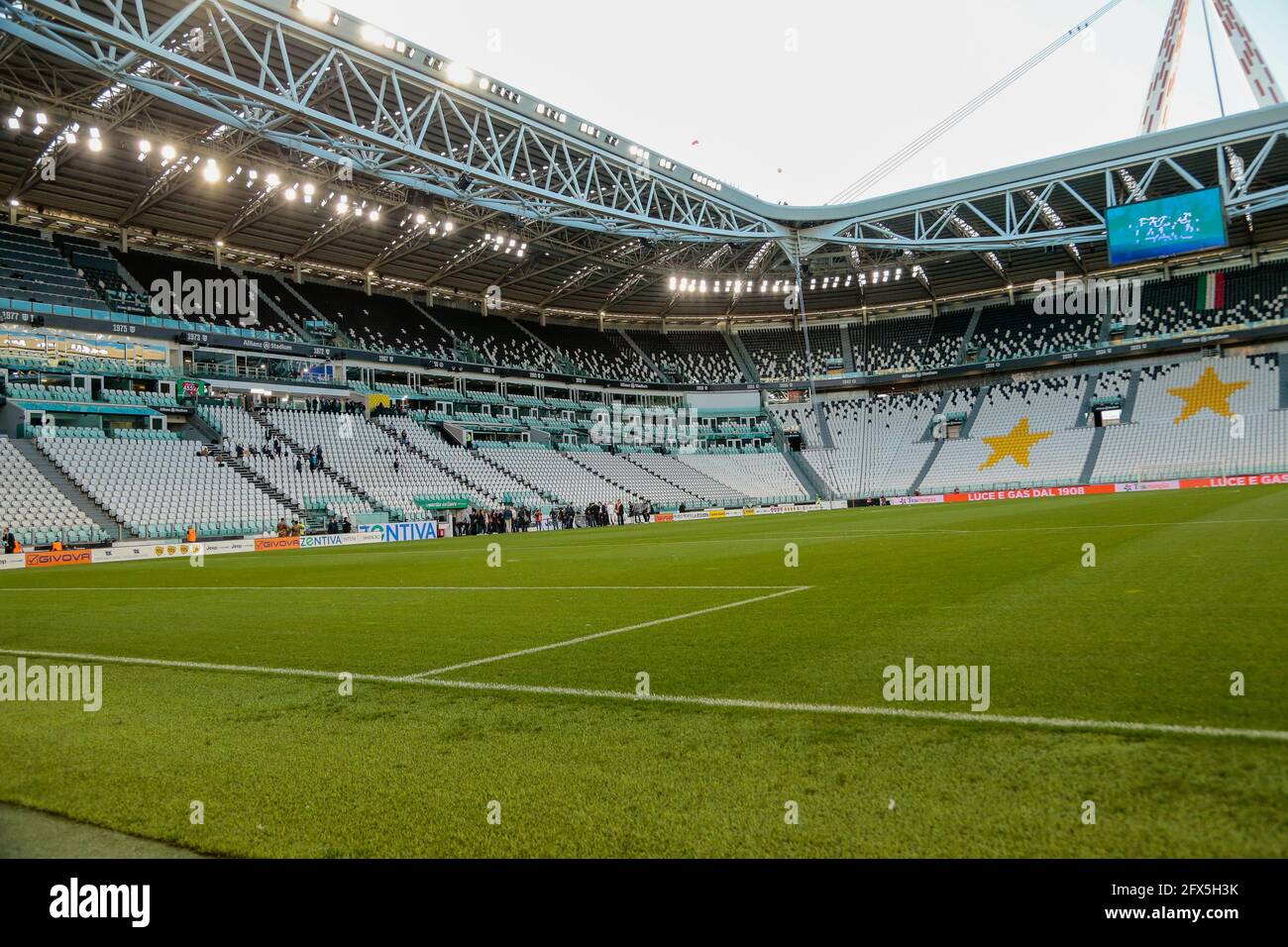 Torino/Italia, 25 maggio 2021, uno Stadio Allianz vuoto durante la ‘ Partita del cuore’’ una partita di calcio di beneficenza tra la Nazionale dei cantanti italiani e i campioni di Ricerca e le Juventus Women, tenutasi nello stadio Allianz della Juventus FC per raccogliere 7 milioni di euro necessari al centro di ricerca contro il cancro dell’Ospedale Candiolo. Photo Nderim KACELI/ Alamy Live News Foto Stock
