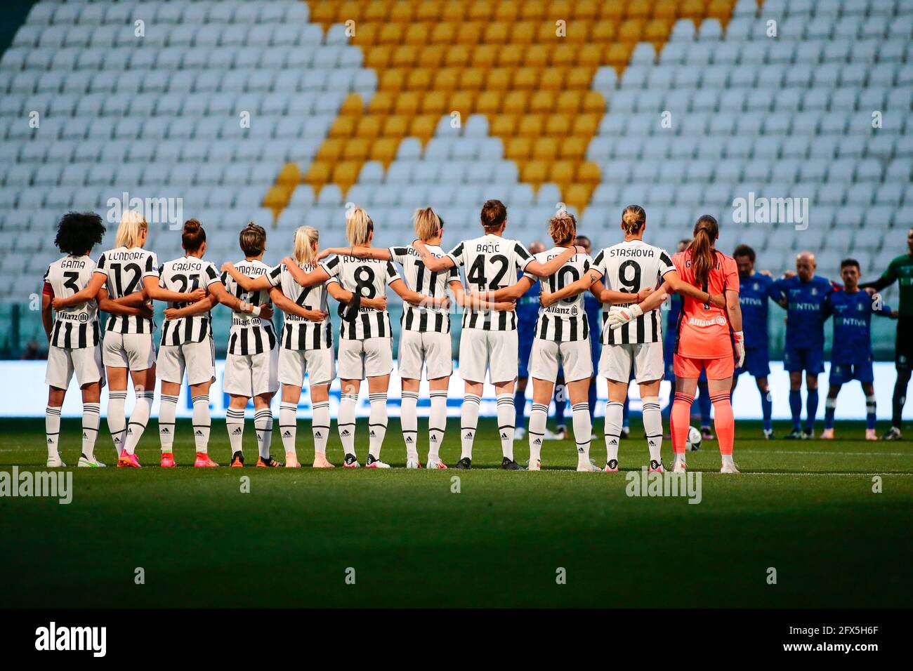 Torino/Italia, 25 maggio 2021, Juventus Women prima dell’inizio della ‘ Partita del cuore’’ una partita di calcio benefica tra la Nazionale Italiana cantanti e i campioni di Ricerca e le Juventus Women, Nello stadio Allianz della Juventus FC, per raccogliere 7 milioni di euro necessari presso il centro di ricerca contro il cancro dell’Ospedale Candiolo. Photo Nderim KACELI/ Alamy Live News Foto Stock