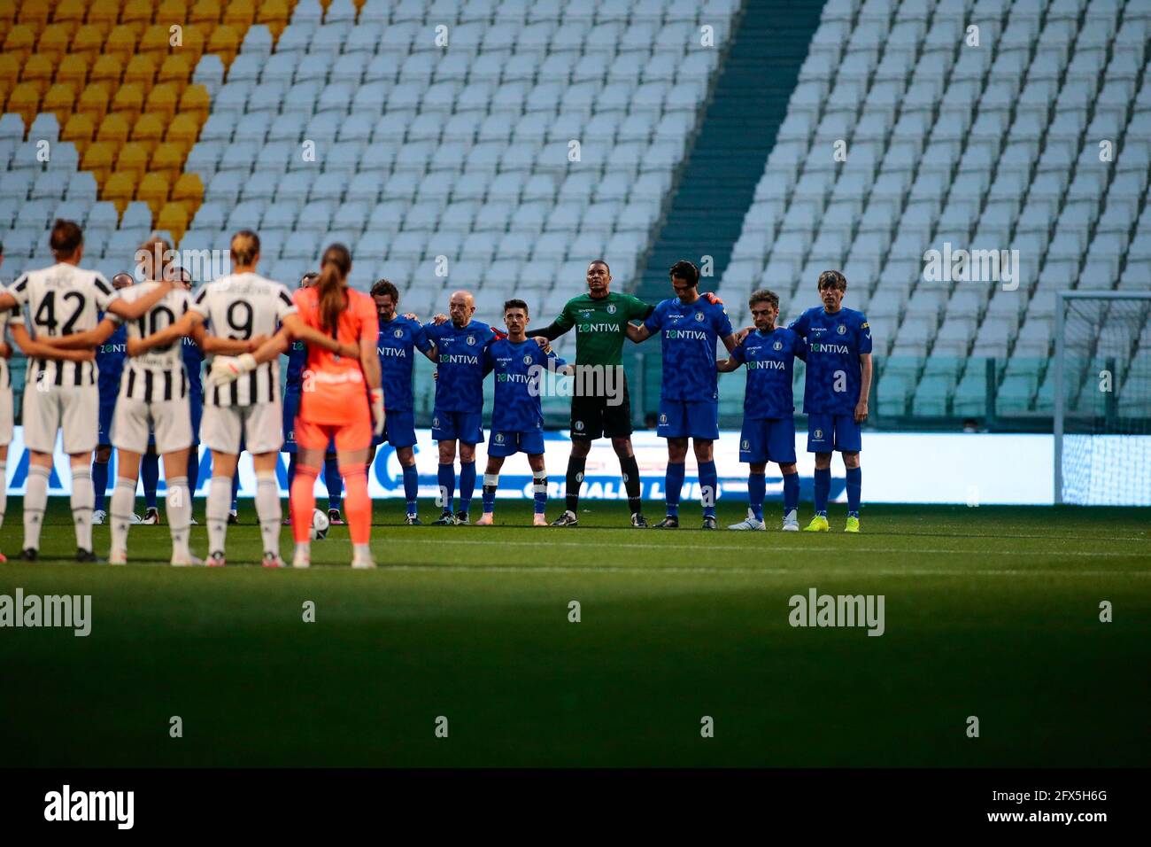 Torino/Italia, 25 maggio 2021, prima dell’inizio della ‘ Partita del cuore’’, una partita di calcio di beneficenza tra le cantanti nazionali italiane e i campioni di Ricerca e le Juventus Women, tenutasi nello stadio Allianz della Juventus FC per raccogliere 7 milioni di euro necessari al centro di ricerca contro il cancro dell’Ospedale Candiolo. Photo Nderim KACELI/ Alamy Live News Foto Stock