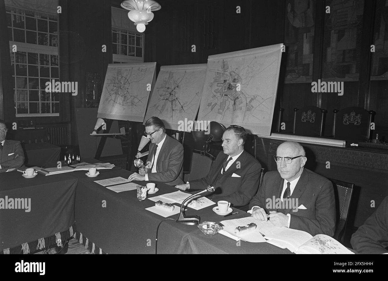 Il comune di Amsterdam ha tenuto una conferenza stampa sul piano Jokinen, da sinistra a destra Sindaco Samkladen, Alderman Ham, 12 dicembre 1967, Plannes, Consigli comunali, conferenze stampa, Paesi Bassi, foto agenzia stampa del XX secolo, notizie da ricordare, documentario, fotografia storica 1945-1990, storie visive, Storia umana del XX secolo, che cattura momenti nel tempo Foto Stock