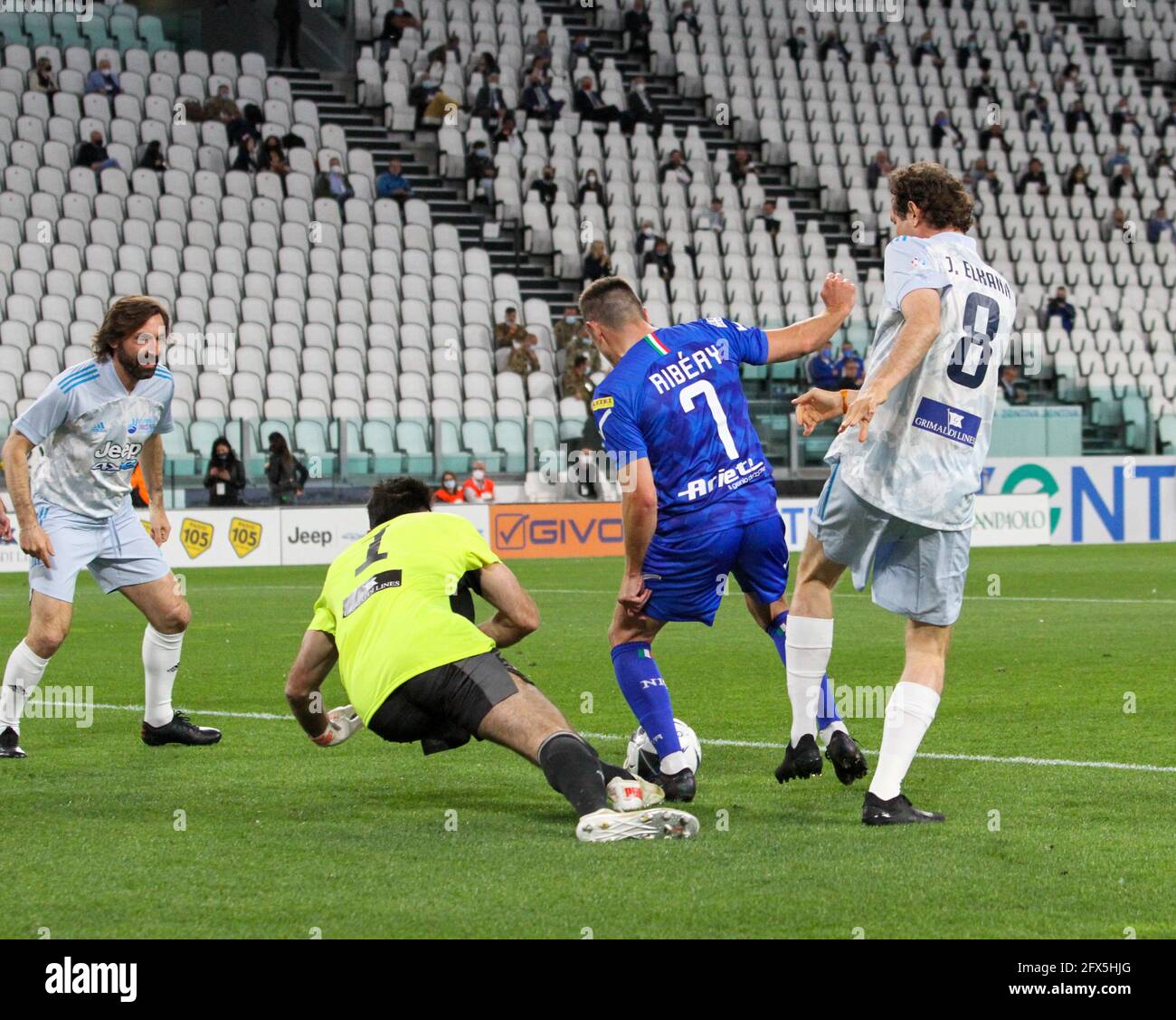 Torino/Italia, 25 maggio 2021, Frank Ribery cerca di segnare un gol a Gigi Buffon, durante la ‘ Partita del cuore’ una partita di calcio di beneficenza tra i cantanti italiani della Nazionale e i campioni di Ricerca e le Juventus Women, Nello stadio Allianz della Juventus FC, per raccogliere 7 milioni di euro necessari presso il centro di ricerca contro il cancro dell’Ospedale Candiolo. Photo Nderim KACELI/ Alamy Live News Foto Stock