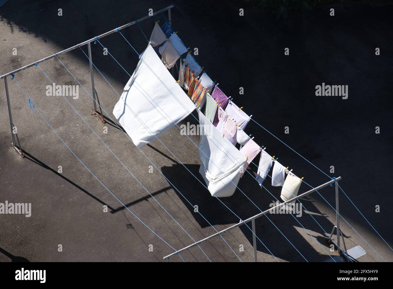 Lavaggio appeso su una linea di vestiti in Australia Foto Stock