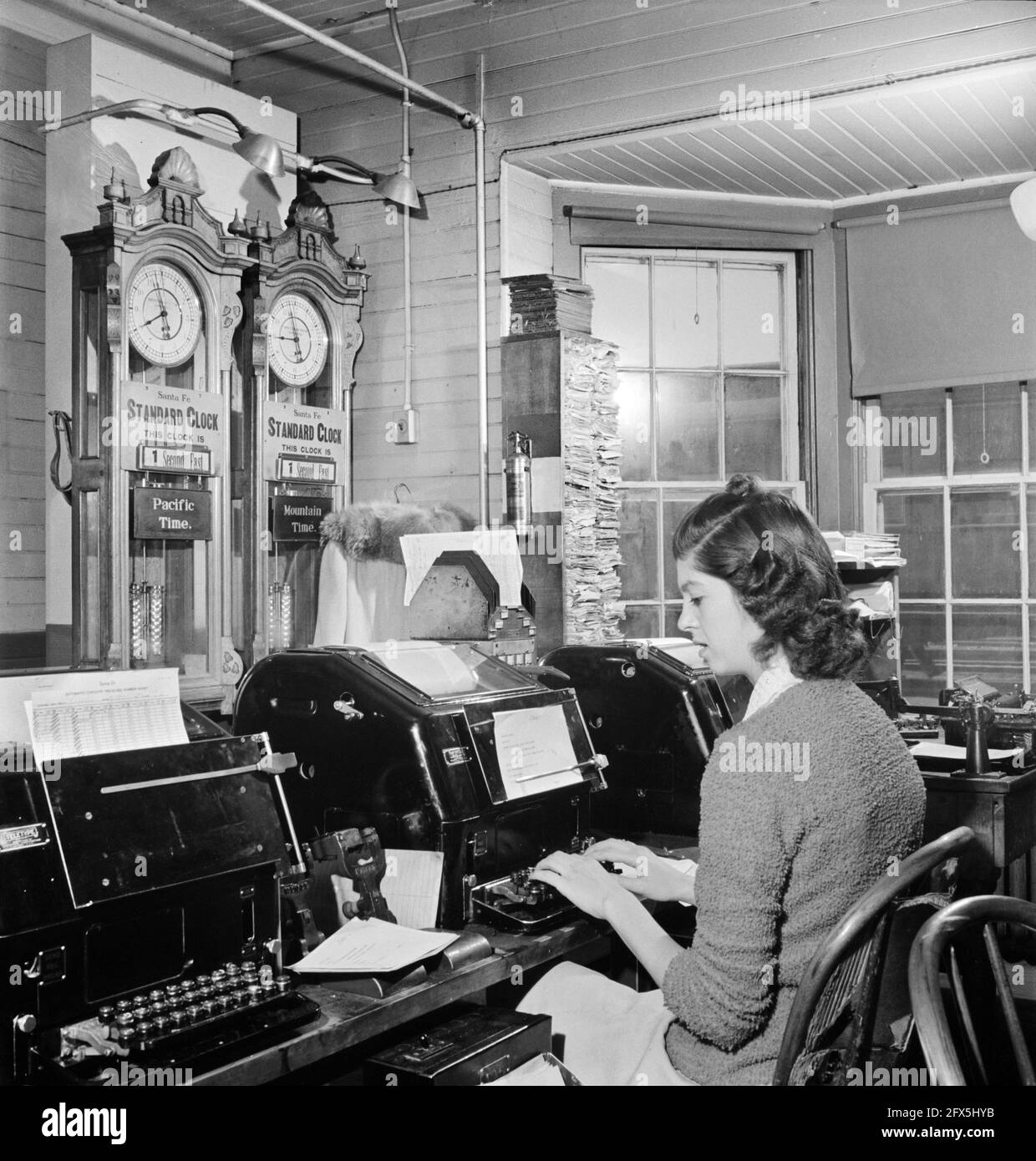 Operatore Teletype in Telegraph Office, Atchison, Topeka e Santa Fe Railroad, Seligman, Arizona, USA, Jack Delano, Ufficio delle informazioni di guerra degli Stati Uniti, marzo 1943 Foto Stock