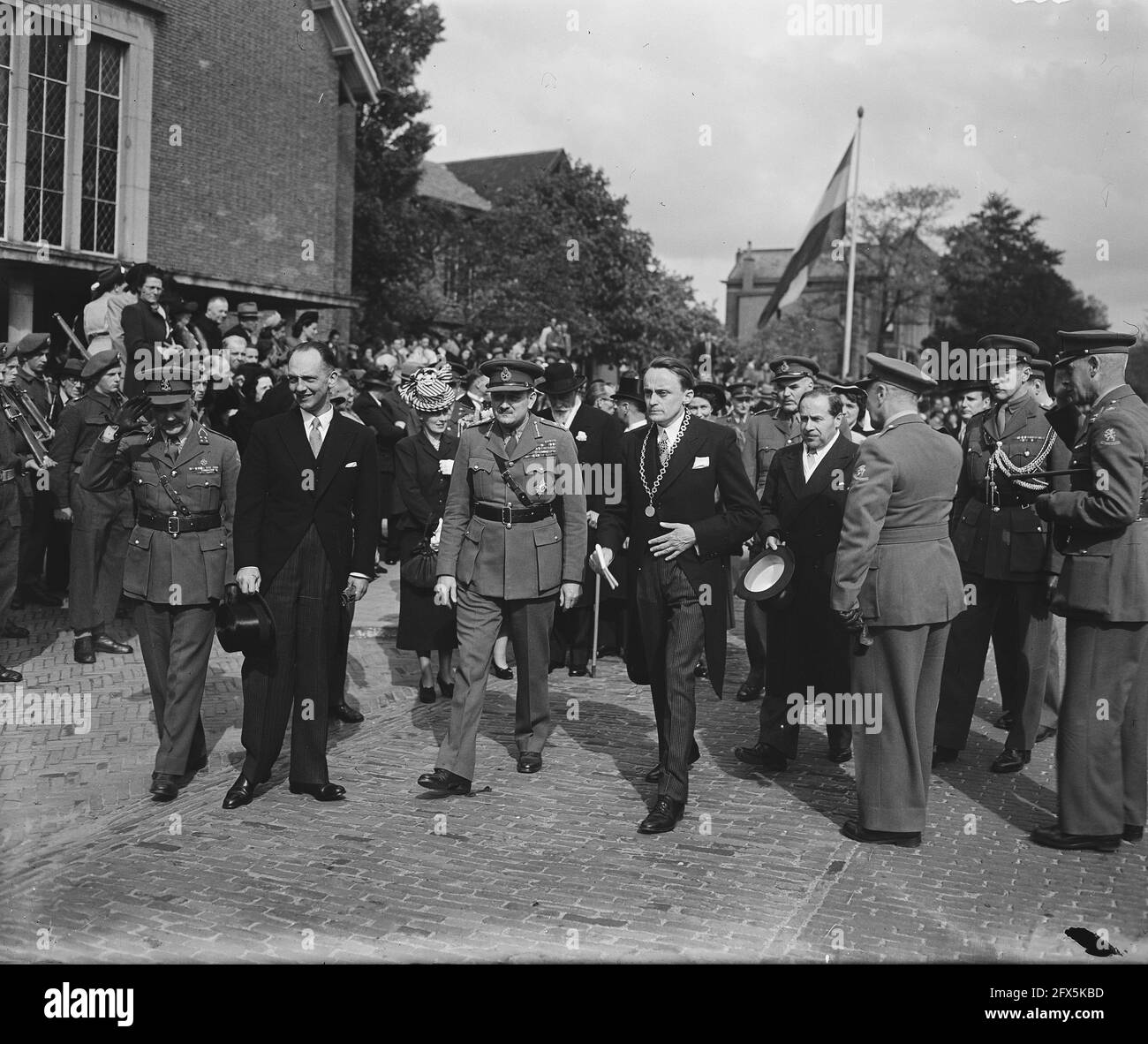 Generale Foulkes a Wageningen. Saluto generale Kruls . Foulkes, Kruls fanno la loro strada per l'hotel, 3 maggio 1948, HOTEL, saluti, Paesi Bassi, foto agenzia stampa del xx secolo, notizie da ricordare, documentario, fotografia storica 1945-1990, storie visive, Storia umana del XX secolo, che cattura momenti nel tempo Foto Stock