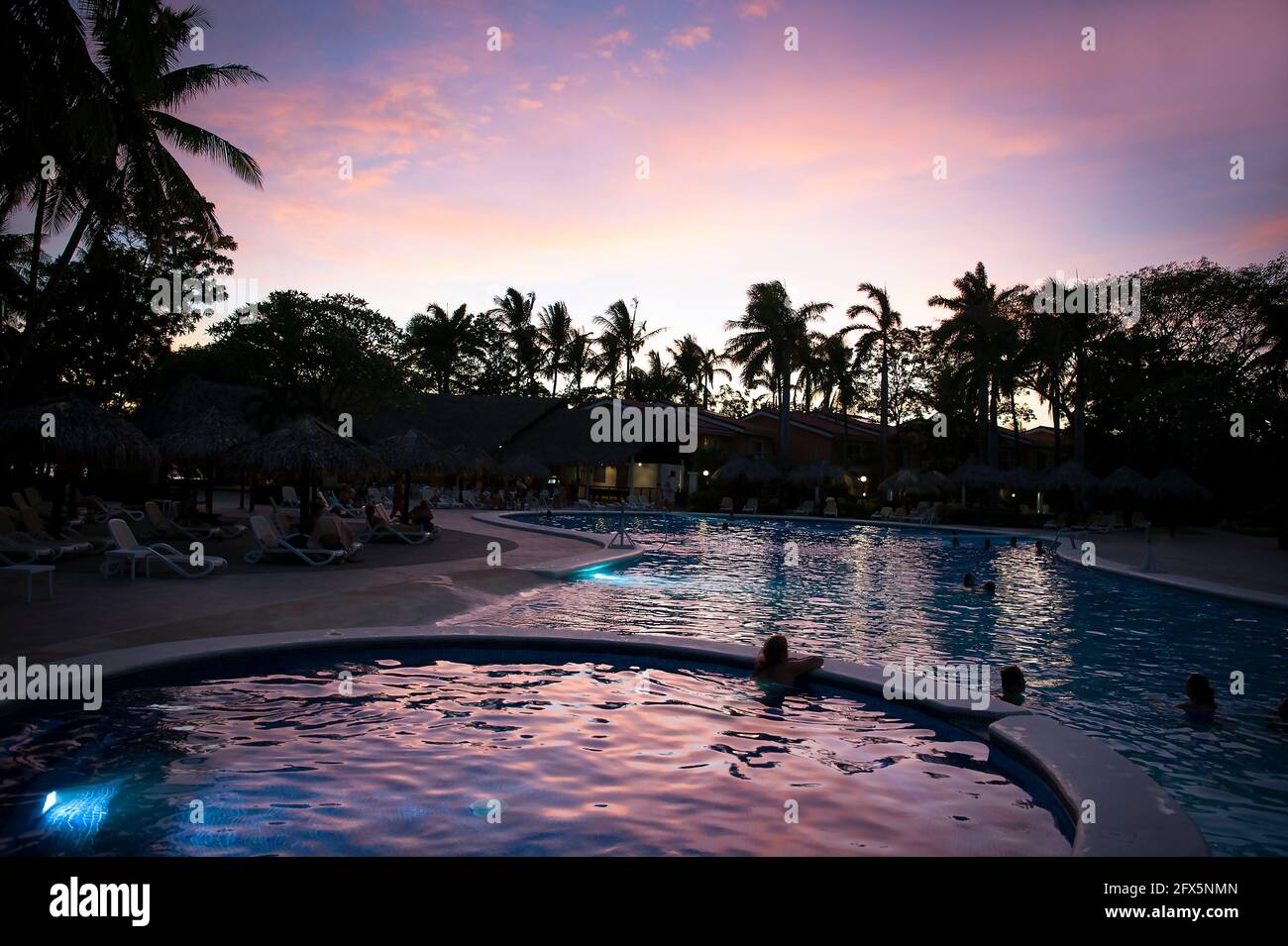 Piscina del resort al tramonto a Tamarindo, Costa Rica, America Centrale Foto Stock