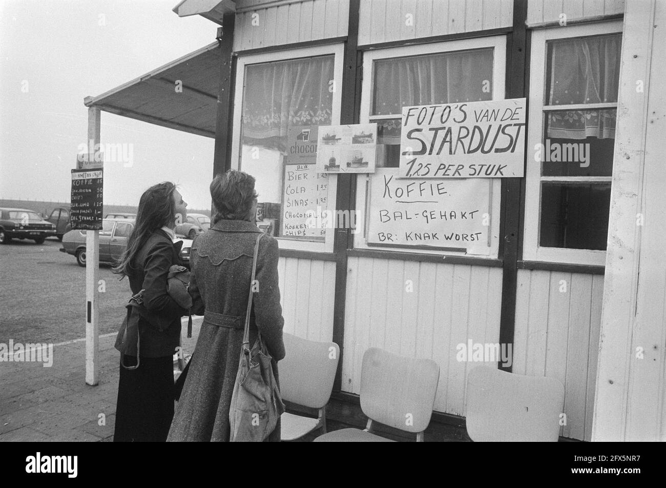 Stranded Stardust vicino a s-Gravenzande; improvvisato stand snack dove sono in vendita foto, 9 gennaio 1976, Paesi Bassi, 20 ° secolo agenzia stampa foto, notizie da ricordare, documentario, fotografia storica 1945-1990, storie visive, Storia umana del XX secolo, che cattura momenti nel tempo Foto Stock