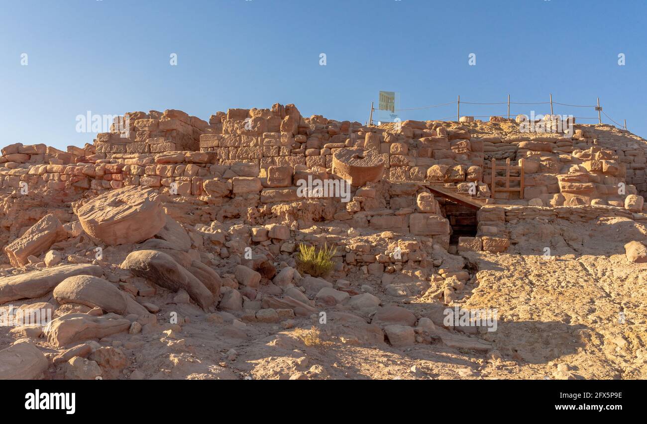 Un propellato ascendente, o grande ingresso al tempio dei leoni alati, i secolo CE, sito archeologico storico di Petra, Giordania Foto Stock