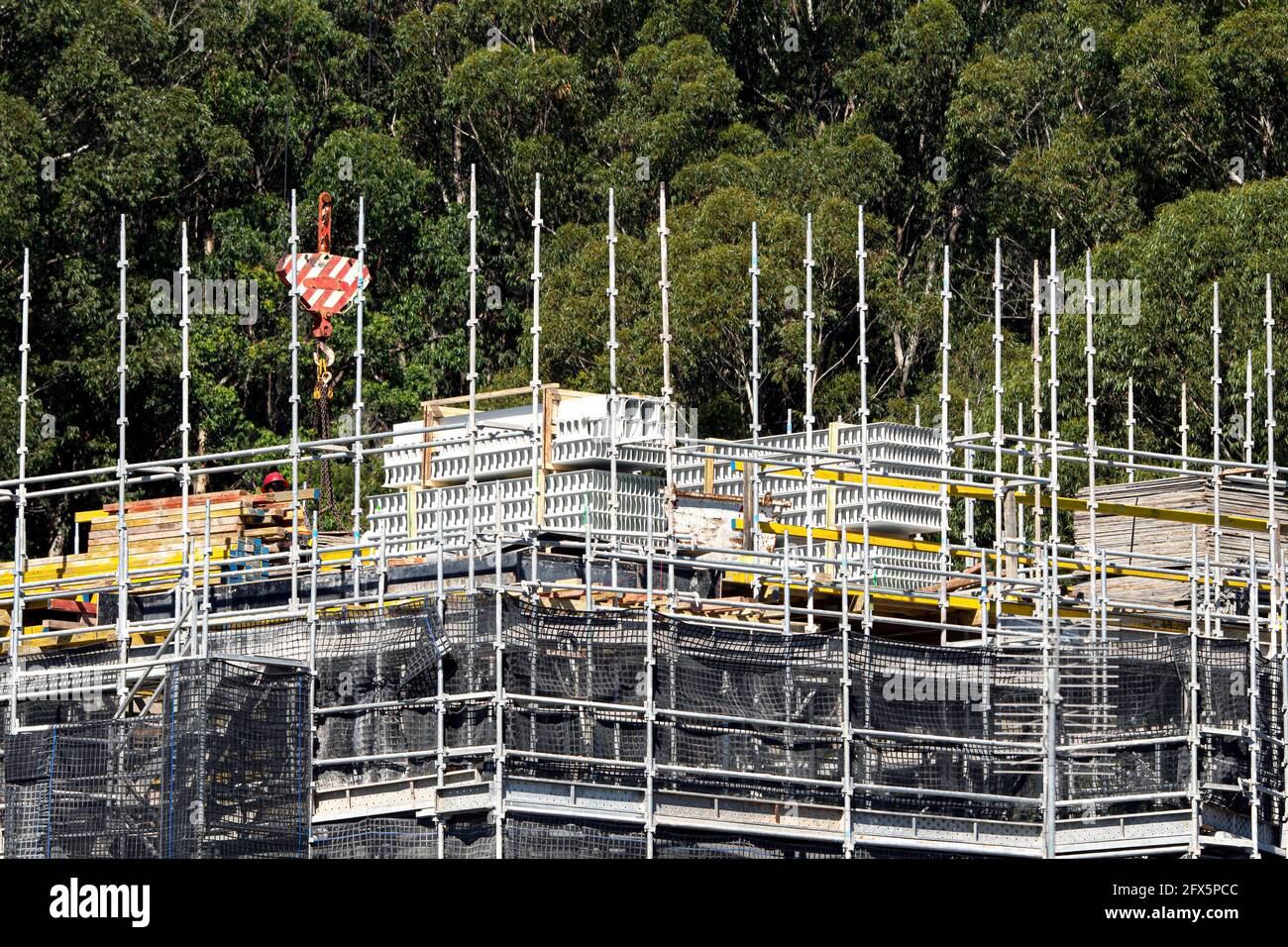 10 aprile 2021. Lavoratori che caricano le casseforme di parete di cemento di PVC sul nuovo alloggiamento sociale a 56-58 Beane St. Gosford, Australia. Parte di un edificio Foto Stock