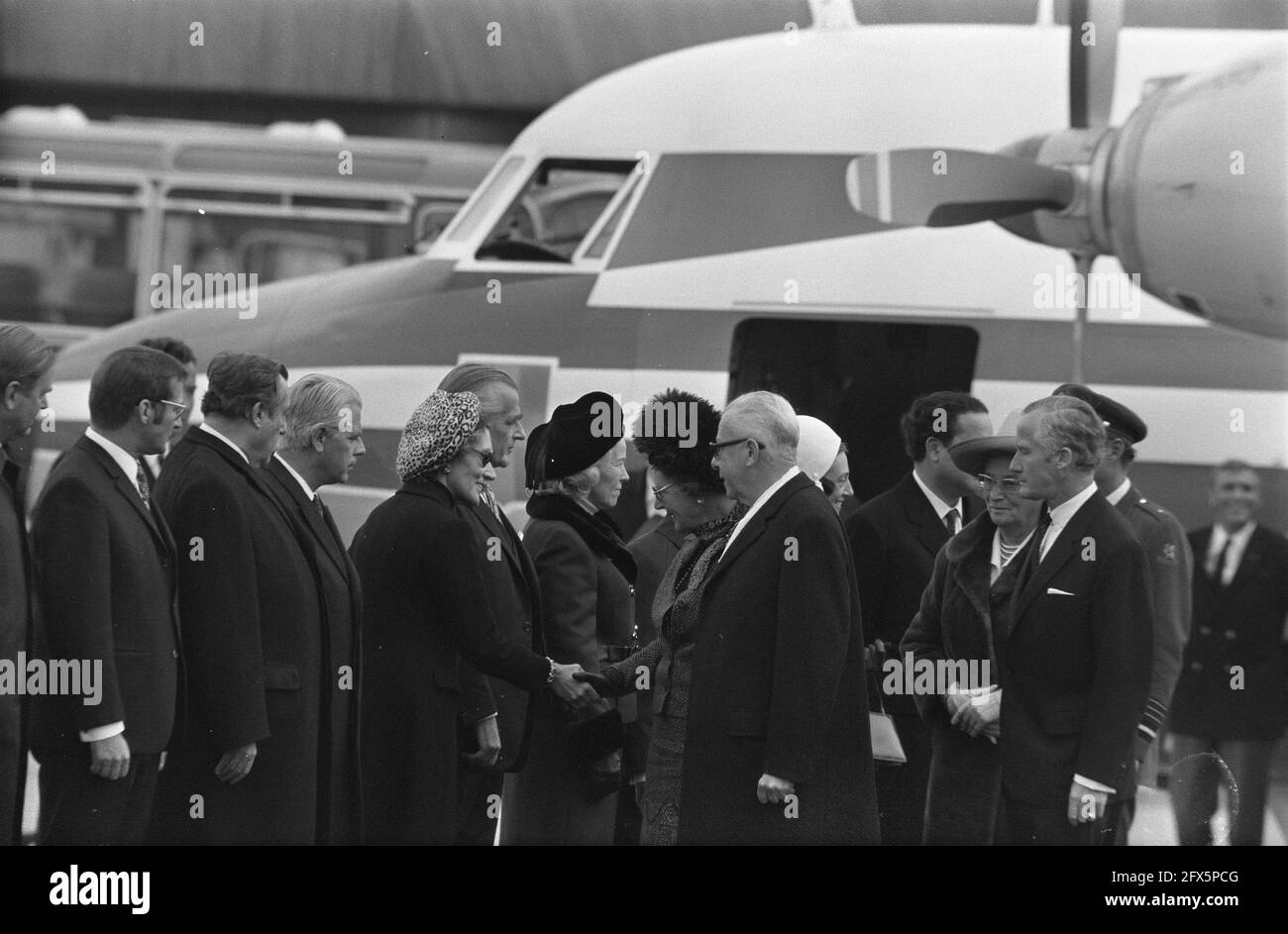 Arrivo della Regina Juliana e del Principe Bernhard all'aeroporto di Wahn, vicino a Bonn, 26 ottobre 1971, arrivi, regine, presidenti, visite di stato, aeroporti, Paesi Bassi, foto dell'agenzia stampa del XX secolo, notizie da ricordare, documentario, fotografia storica 1945-1990, storie visive, Storia umana del XX secolo, che cattura momenti nel tempo Foto Stock