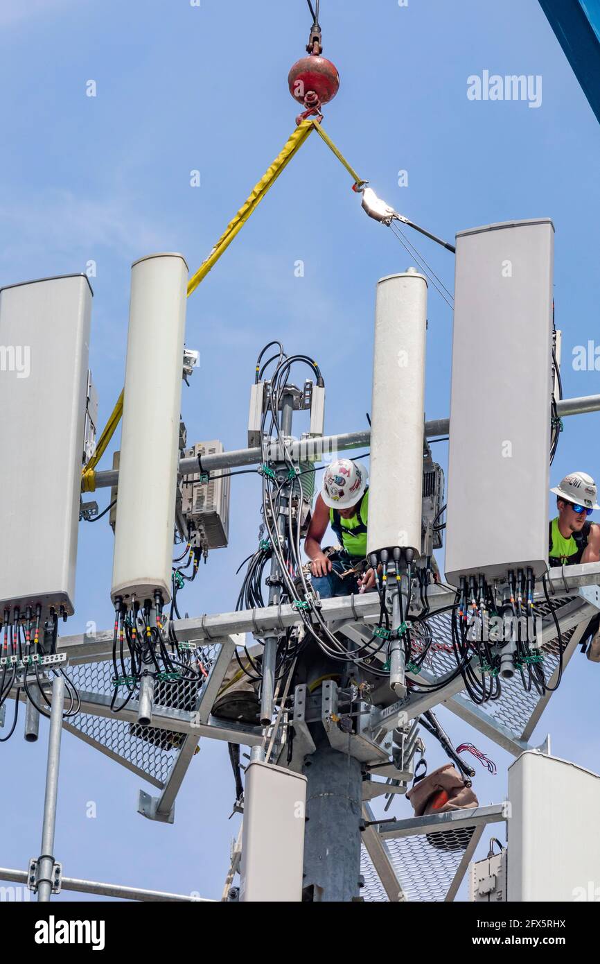Detroit, Michigan - i lavoratori aggiornano una torre cellulare AT&T alla tecnologia 5G più veloce. Foto Stock
