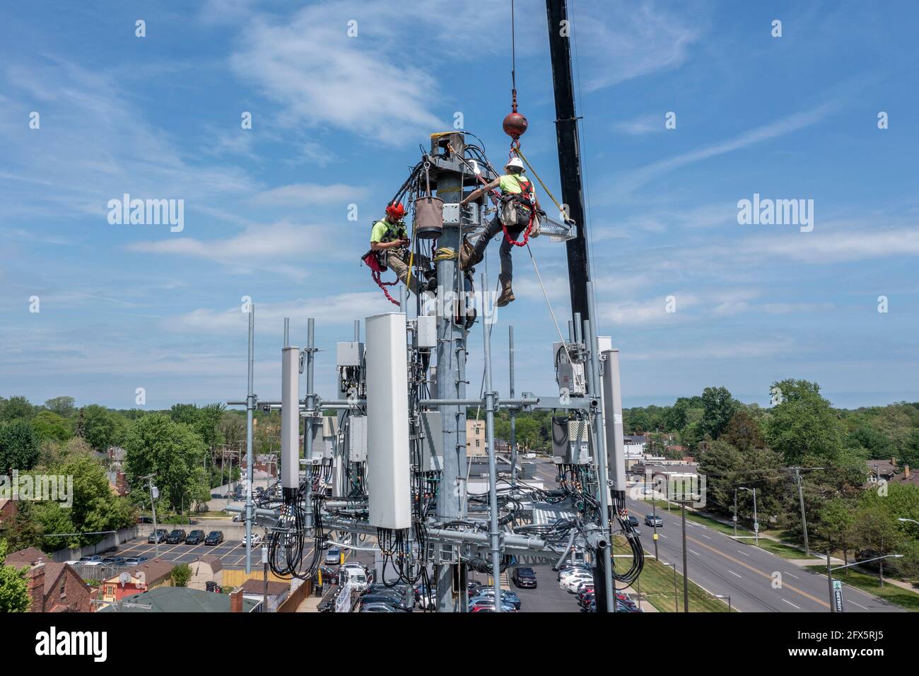 Detroit, Michigan - i lavoratori aggiornano una torre cellulare AT&T alla tecnologia 5G più veloce. Foto Stock