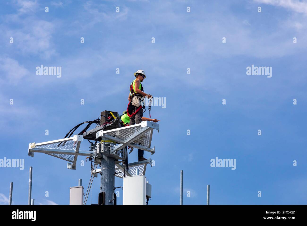 Detroit, Michigan - i lavoratori aggiornano una torre cellulare AT&T alla tecnologia 5G più veloce. Foto Stock