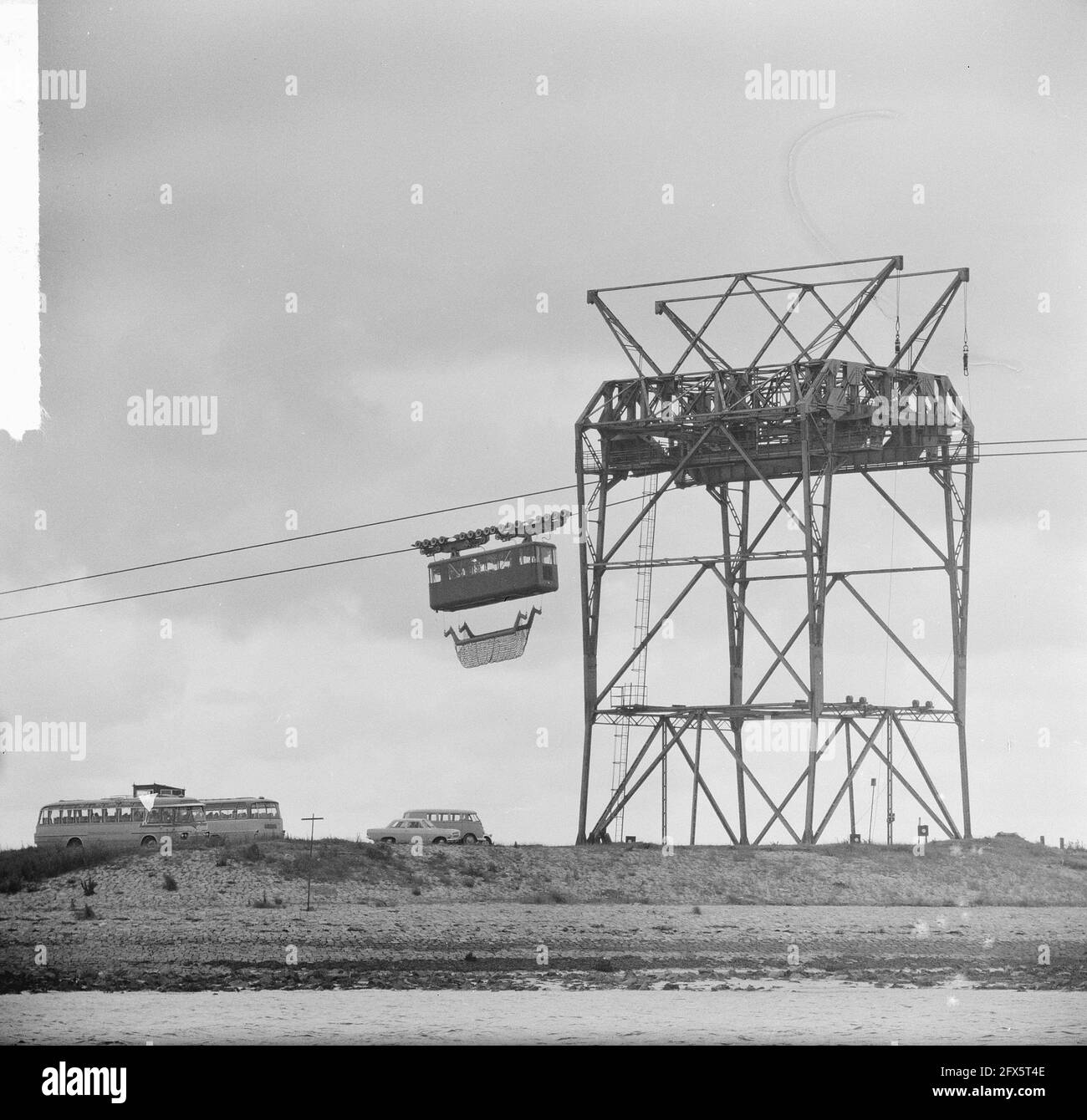 Giro in gondola Grevelingendam, la gondola con rete, 19 giugno 1964, gondole, Paesi Bassi, foto agenzia stampa del xx secolo, notizie da ricordare, documentario, fotografia storica 1945-1990, storie visive, Storia umana del XX secolo, che cattura momenti nel tempo Foto Stock