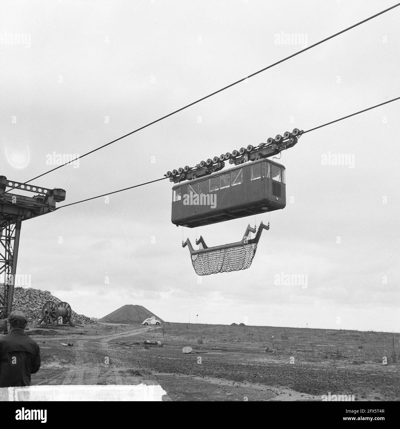 Giro in gondola Grevelingendam, la gondola con rete, 19 giugno 1964, gondole, Paesi Bassi, foto agenzia stampa del xx secolo, notizie da ricordare, documentario, fotografia storica 1945-1990, storie visive, Storia umana del XX secolo, che cattura momenti nel tempo Foto Stock