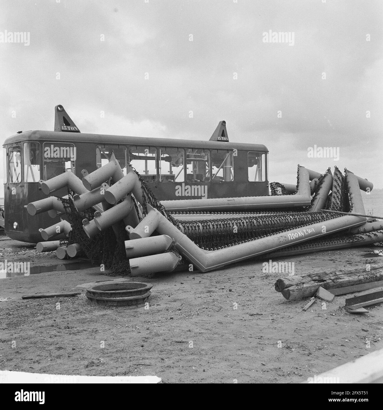 Giro in gondola Grevelingendam, la gondola con rete, 19 giugno 1964, gondole, Paesi Bassi, foto agenzia stampa del xx secolo, notizie da ricordare, documentario, fotografia storica 1945-1990, storie visive, Storia umana del XX secolo, che cattura momenti nel tempo Foto Stock