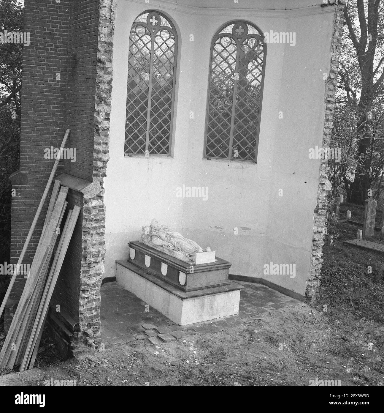 Tomba nei resti della vecchia cappella, 26 ottobre 1965, nobiltà, tombe, Cappelle, mausolei, Paesi Bassi, foto agenzia stampa del XX secolo, notizie da ricordare, documentario, fotografia storica 1945-1990, storie visive, Storia umana del XX secolo, che cattura momenti nel tempo Foto Stock