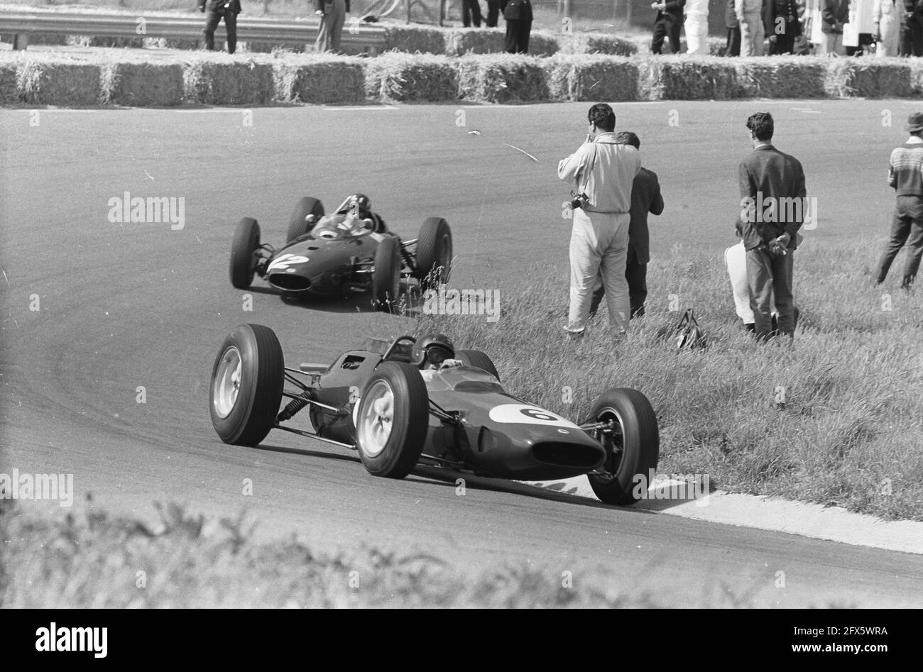 Gran Premio a Zandvoort. Numero 6 Jim Clark davanti a Graham Hill con BRM, 23 giugno 1963, Paesi Bassi, foto agenzia stampa del XX secolo, notizie da ricordare, documentario, fotografia storica 1945-1990, storie visive, Storia umana del XX secolo, che cattura momenti nel tempo Foto Stock