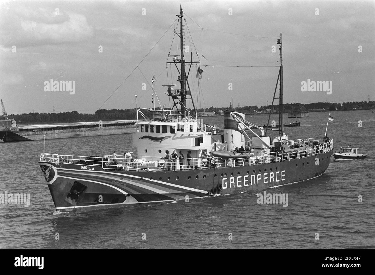 La nave d'azione Greenpeace Sirius ha lasciato Amsterdam in relazione al dumping nell'Oceano Atlantico (navigazione a vela), 23 agosto 1982, navi, Paesi Bassi, foto agenzia stampa del xx secolo, notizie da ricordare, documentario, fotografia storica 1945-1990, storie visive, Storia umana del XX secolo, che cattura momenti nel tempo Foto Stock