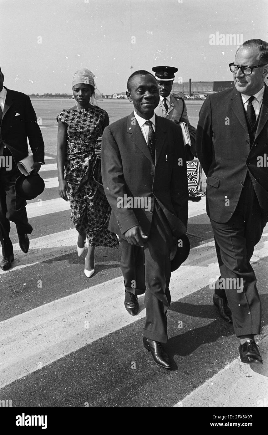 Arrivo del vice presidente del Camerun J. Foncha all'aeroporto di Schiphol, dietro sua moglie sulla sinistra il sig. Ngu sulla destra, 19 maggio 1964, ECHTGENOTES, arrivi, Vicepresidenti, Paesi Bassi, foto agenzia stampa del XX secolo, notizie da ricordare, documentario, fotografia storica 1945-1990, storie visive, Storia umana del XX secolo, che cattura momenti nel tempo Foto Stock