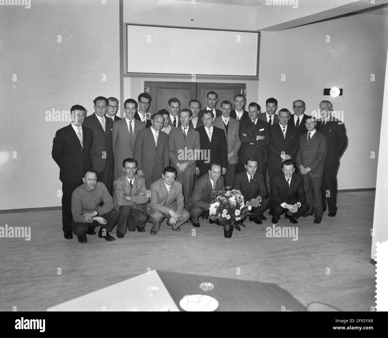 Ritratto di gruppo di giubilei della Coca-Cola Export Corporation Holland Branch (Amsterdam) che sono stati decorati con i cosiddetti pin dell'anno di servizio. R.H. J..th. De Guasco e L. Kalis hanno festeggiato i loro 25 anni di servizio. J. van Tilburg e H.J. de Lange celebrarono 15 anni di servizio con Coca-Cola. J.G. Kenter (prima fila a destra), l'ultimo direttore generale della Coca-Cola Nederland B.V., era uno dei sei dipendenti con 10 anni di servizio dietro il suo nome. Gli altri con 10 anni di servizio erano H.W. Blij, A.M. van de Esschert, H. Sepers, J. Combee e D. Zwaan. Infine, vi erano 18 dipendenti Foto Stock