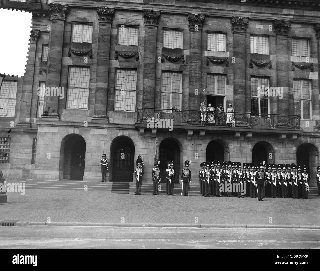 Visita granducale da Lussemburgo. Palazzo degli arrivi e balcone e ispezione, 5 giugno 1956, ARRIVO, balcone, Visite, ispezione, palazzi, Paesi Bassi, foto agenzia stampa del XX secolo, notizie da ricordare, documentario, fotografia storica 1945-1990, storie visive, Storia umana del XX secolo, che cattura momenti nel tempo Foto Stock