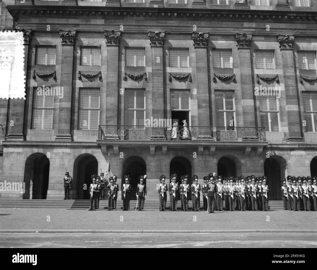 Grande visita ducale da Lussemburgo. Palazzo degli arrivi e balcone e ispezione, 5 giugno 1956, ARRIVO, balcone, Visite, ispezione, palazzi, Paesi Bassi, foto agenzia stampa del XX secolo, notizie da ricordare, documentario, fotografia storica 1945-1990, storie visive, Storia umana del XX secolo, che cattura momenti nel tempo Foto Stock