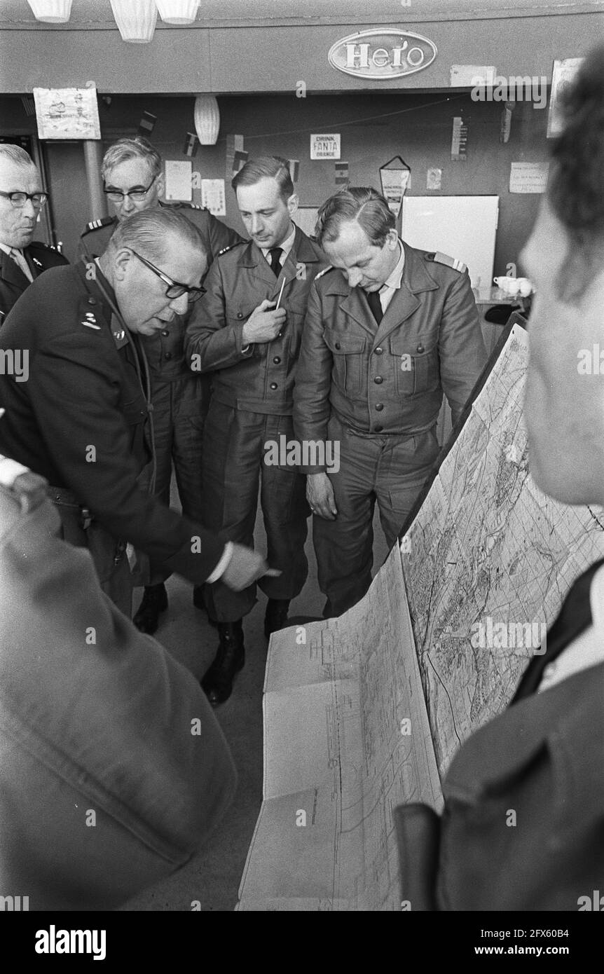 Grande esercizio BB in Amsterdam-Noord. Il posto di comando della BB in mensa Volewijck, 26 giugno 1968, posti di comando, mense, Esercizi, Paesi Bassi, foto agenzia stampa del XX secolo, notizie da ricordare, documentario, fotografia storica 1945-1990, storie visive, Storia umana del XX secolo, che cattura momenti nel tempo Foto Stock