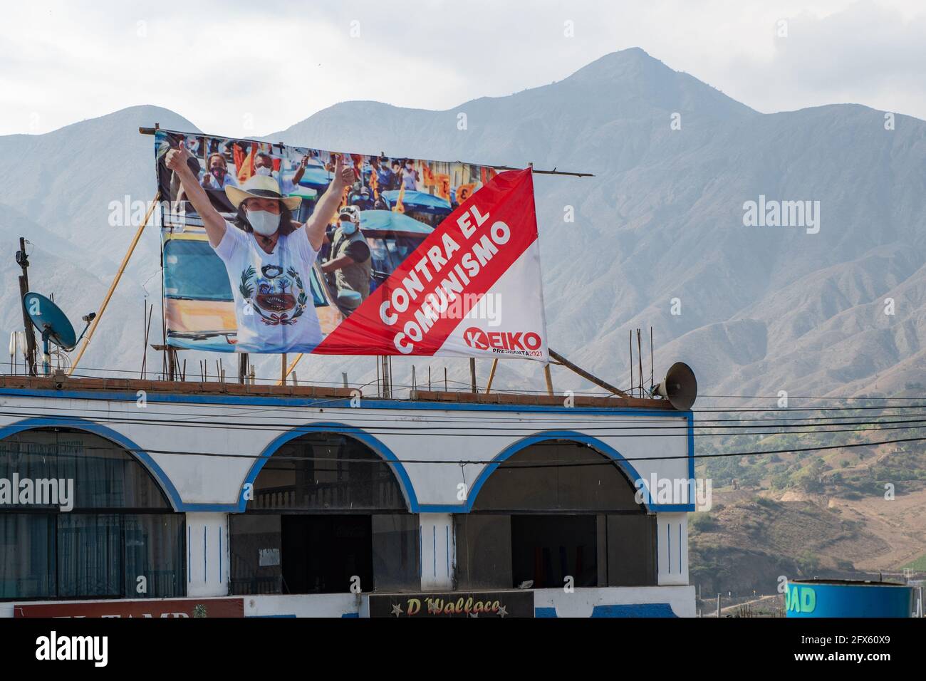 In una regione montagnosa settentrionale del Perù, un cartello elettorale presidenziale a sostegno di Keiko Fujimori dichiara la sua opposizione al comunismo. Foto Stock