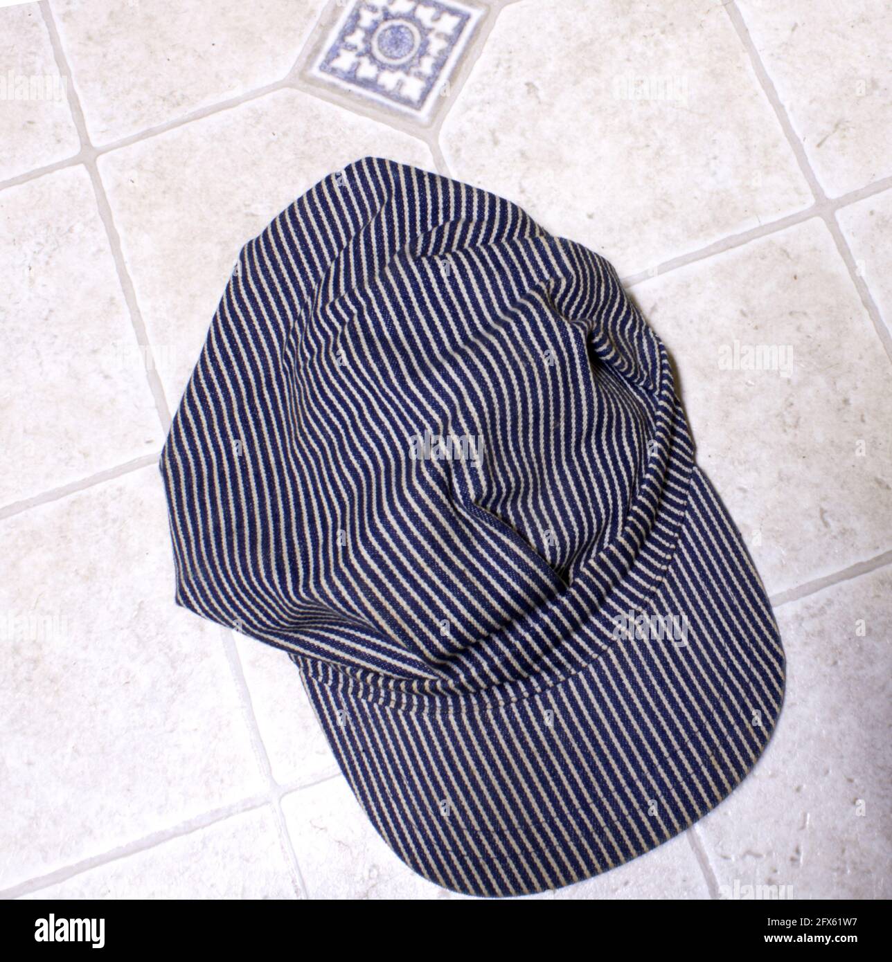 Un primo piano di un cappello da lavoratore ferroviario Foto Stock Un primo piano di un cappello da lavoratore ferroviario Foto Stock