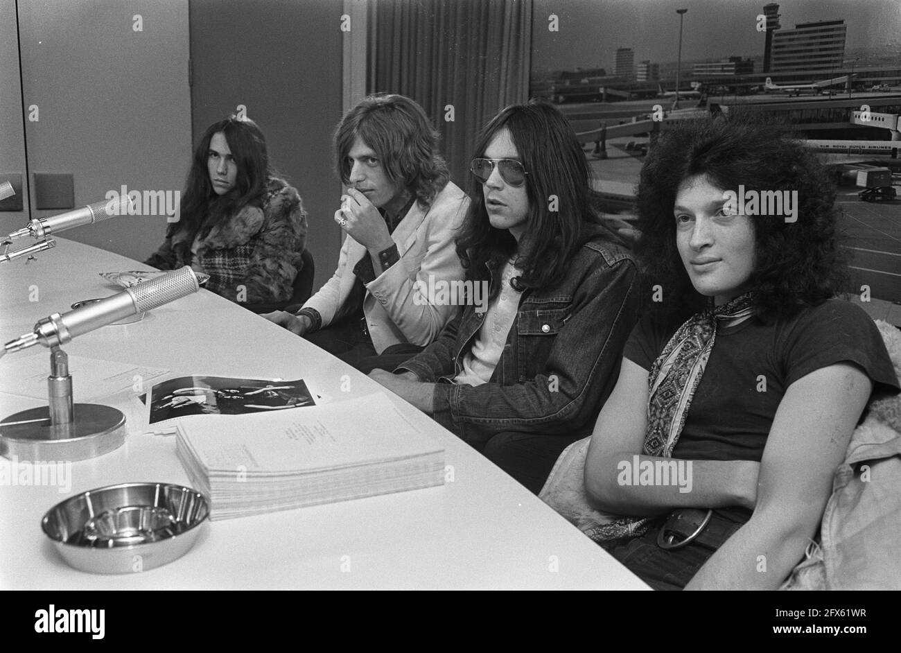 The Hague Beat group The Golden Earring arriva dall'America a Schiphol. FLTR. George Kooymans, Sieb Warner, Rinus Gerritsen, Barry Hay, marzo 19, 1970, arrivi, gruppi di battute, ritratti di gruppo, gruppi pop, I Paesi Bassi, foto agenzia stampa del XX secolo, notizie da ricordare, documentario, fotografia storica 1945-1990, storie visive, Storia umana del XX secolo, che cattura momenti nel tempo Foto Stock