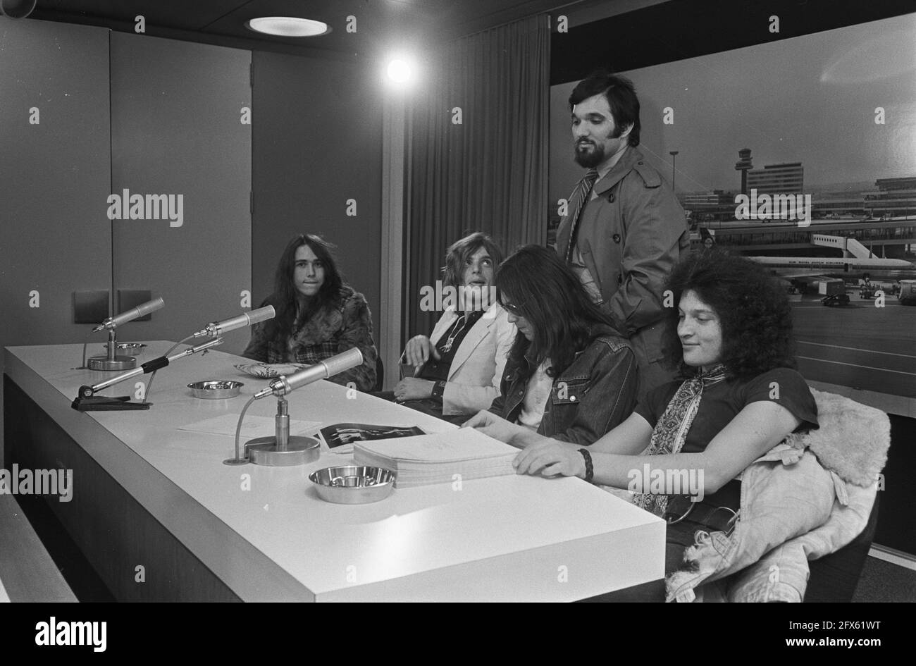 Il Beat group de l'Aia il Golden Earring arriva dall'America all'aeroporto di Schiphol. Alle loro spalle Zachery Glickman, organizzatore del tour. FLTR. George Kooymans, Sieb Warner, Rinus Gerritsen, Barry Hay, marzo 19, 1970, arrivi, gruppi di battute, ritratti di gruppo, gruppi pop, I Paesi Bassi, foto agenzia stampa del XX secolo, notizie da ricordare, documentario, fotografia storica 1945-1990, storie visive, Storia umana del XX secolo, che cattura momenti nel tempo Foto Stock
