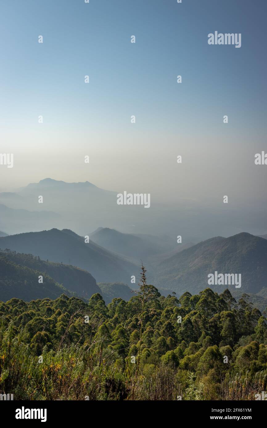 Catena montuosa in nebbia con incredibile cielo blu immagine presa a Kodaikanal tamilnadu India dalla cima della collina. L'immagine mostra la natura bellissima. Foto Stock