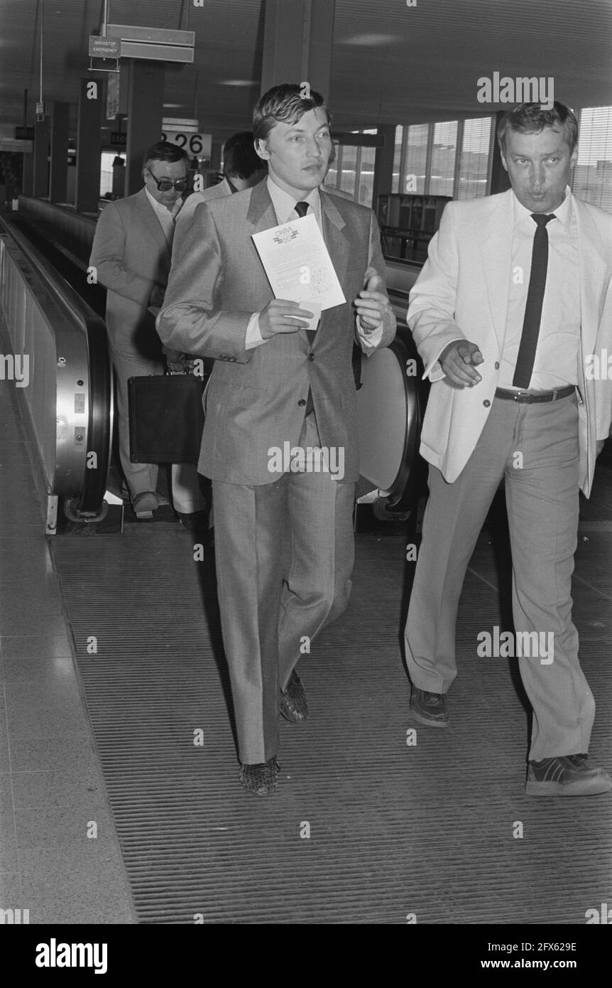 Arrivo campione del mondo di scacchi Anatoli Karpov all'aeroporto di Schiphol, 13 luglio 1985, SCUOLE, arrivi, Campioni del mondo, Paesi Bassi, foto agenzia stampa del XX secolo, notizie da ricordare, documentario, fotografia storica 1945-1990, storie visive, Storia umana del XX secolo, che cattura momenti nel tempo Foto Stock